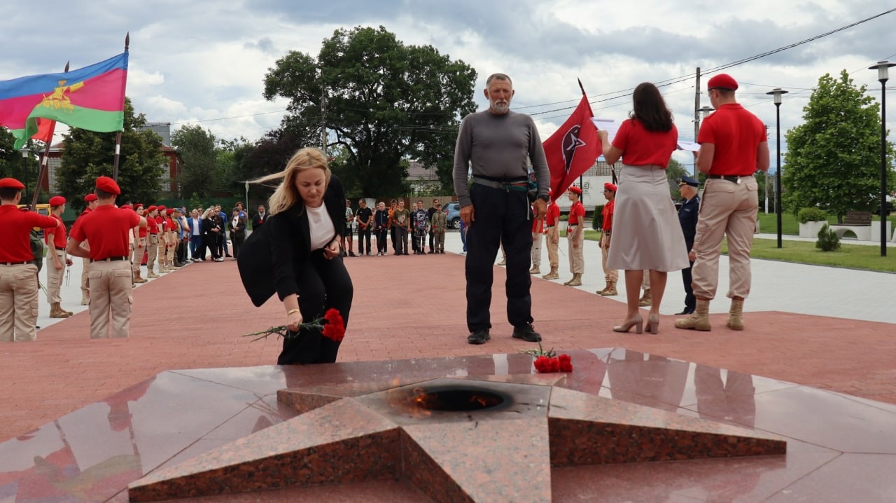 Церемония возложения цветов Церемония возложения цветов