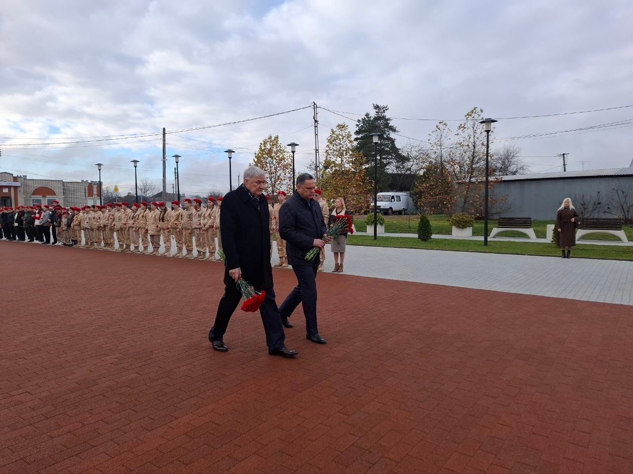 Возложение цветов в День Неизвестного Солдата Возложение цветов в День Неизвестного Солдата