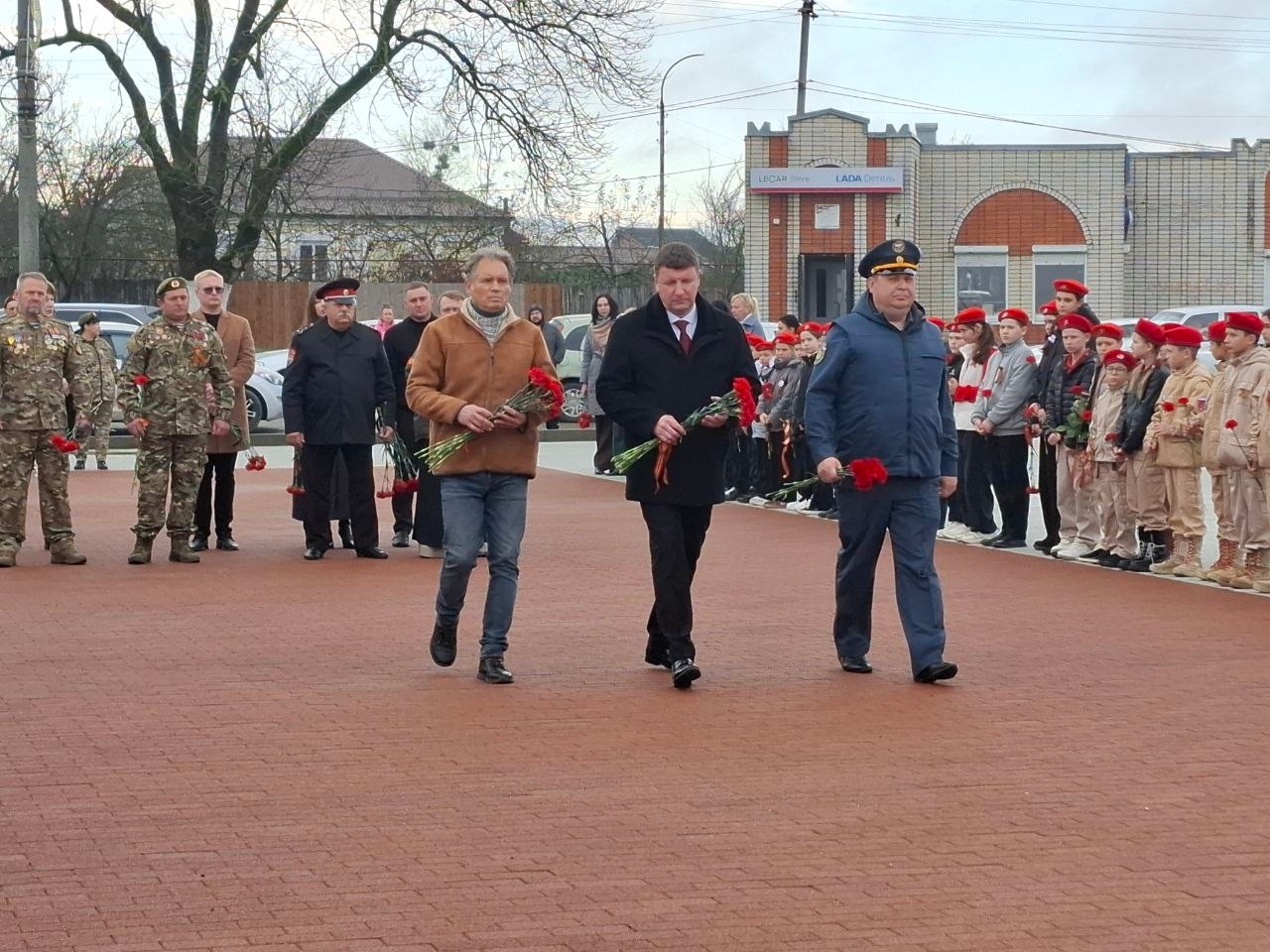 Возложение цветов в День Неизвестного Солдата Возложение цветов в День Неизвестного Солдата