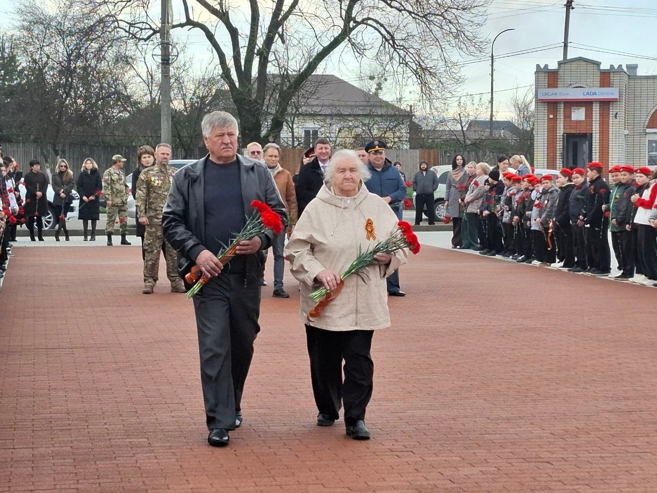 Возложение цветов в День Неизвестного Солдата Возложение цветов в День Неизвестного Солдата