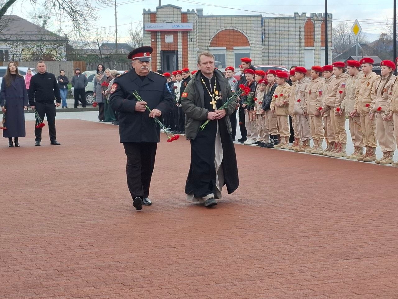 Возложение цветов в День Неизвестного Солдата Возложение цветов в День Неизвестного Солдата