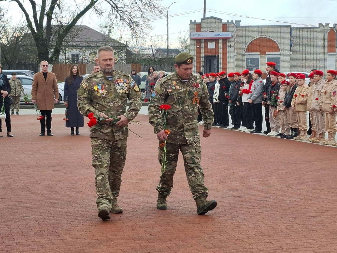 Возложение цветов в День Неизвестного Солдата Возложение цветов в День Неизвестного Солдата