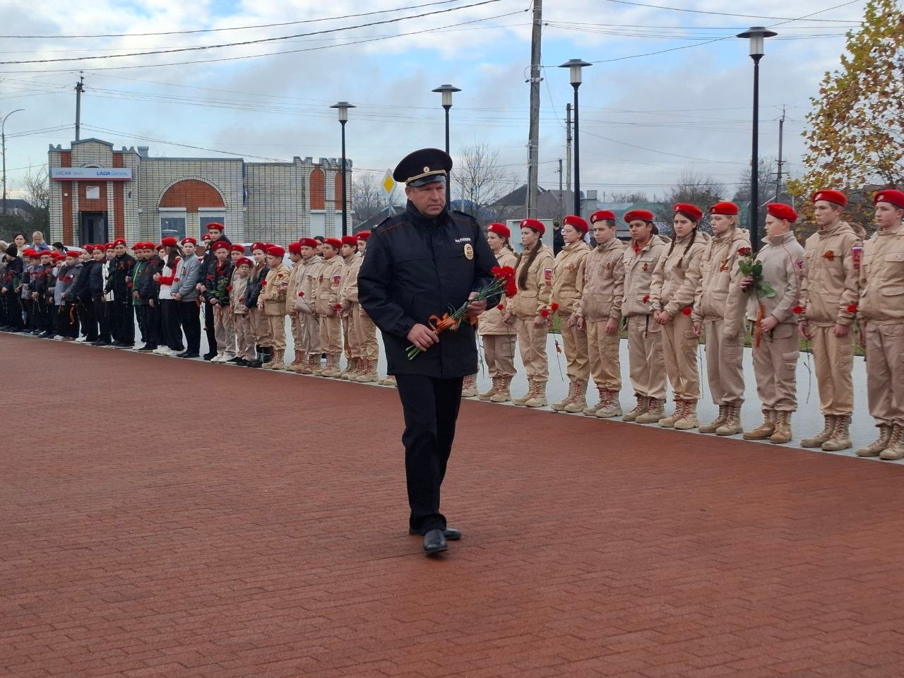 Возложение цветов в День Неизвестного Солдата Возложение цветов в День Неизвестного Солдата