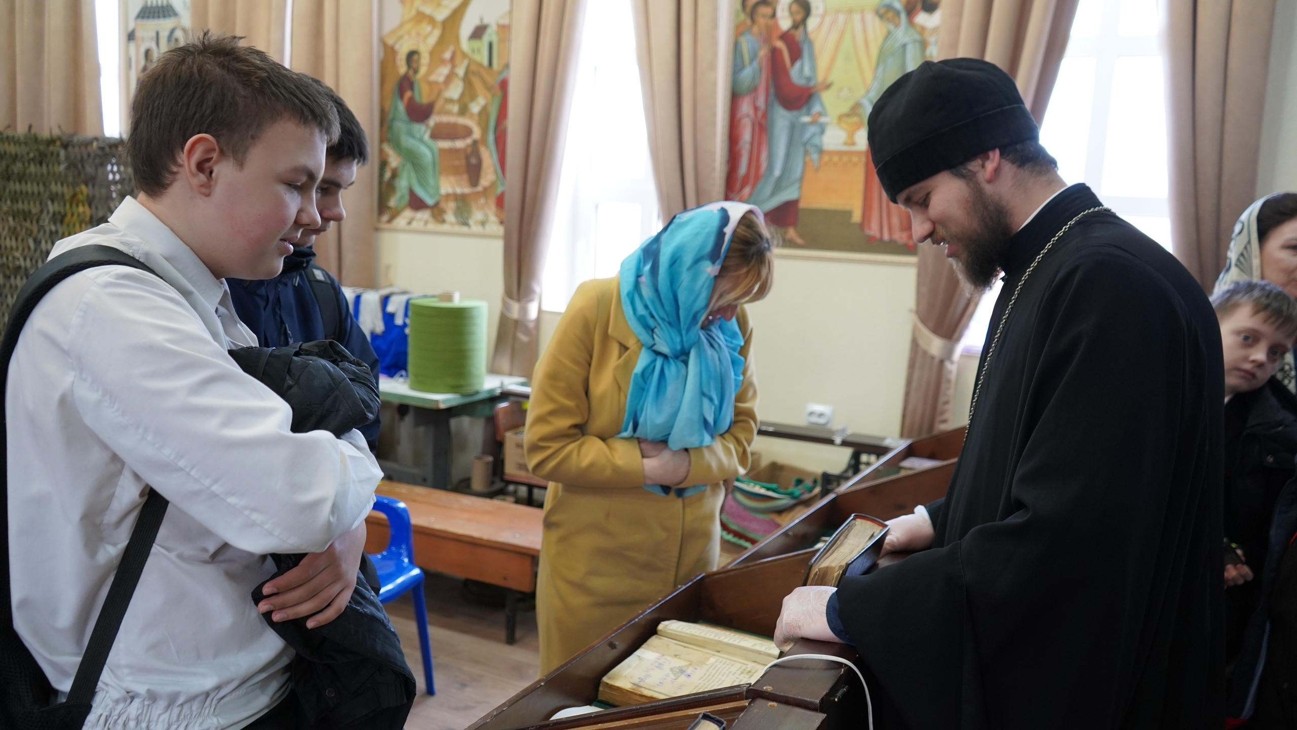 Экскурсия в Свято‑Покровский храм на тему «Христианство как ведущая мировая религия. Христианство на Руси» Экскурсия в Свято‑Покровский храм на тему «Христианство как ведущая мировая религия. Христианство на Руси»